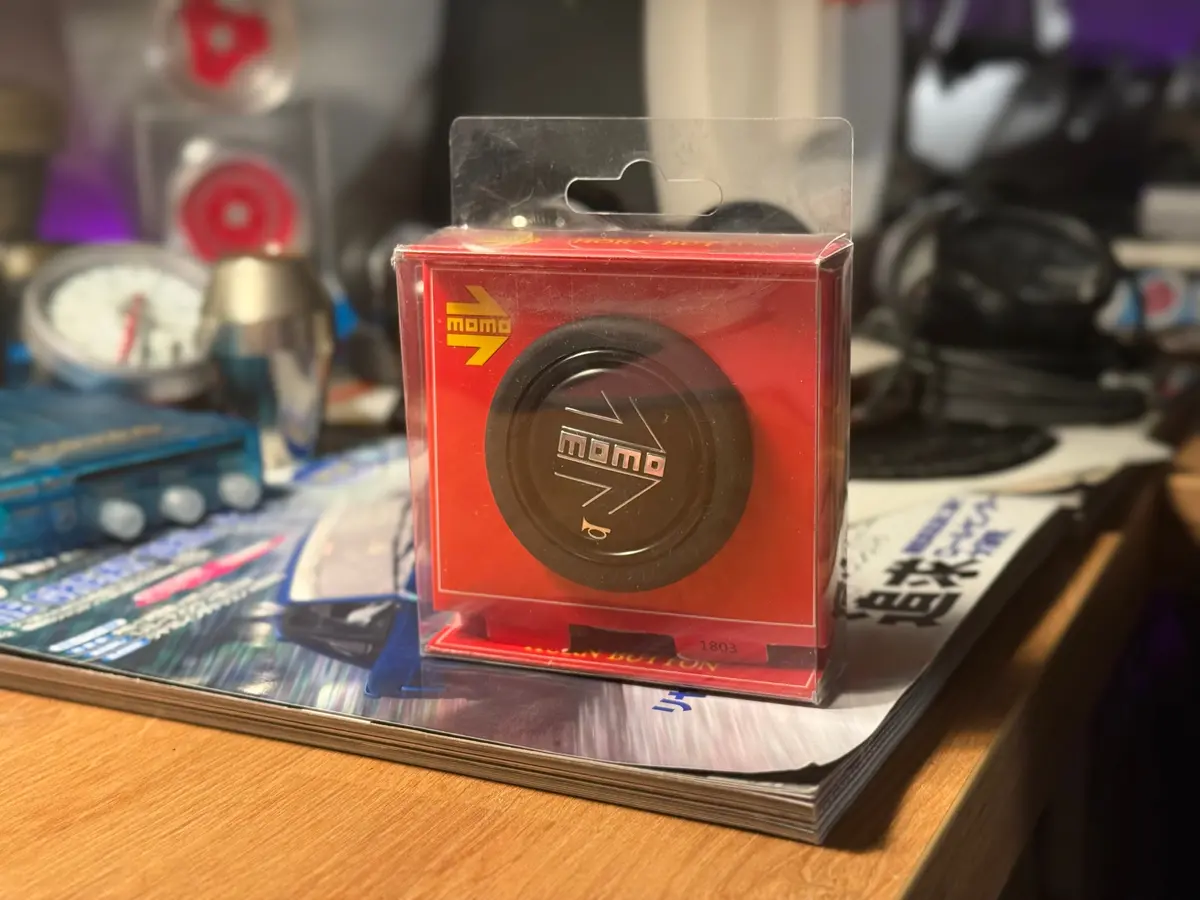 Momo Black Horn Button 1