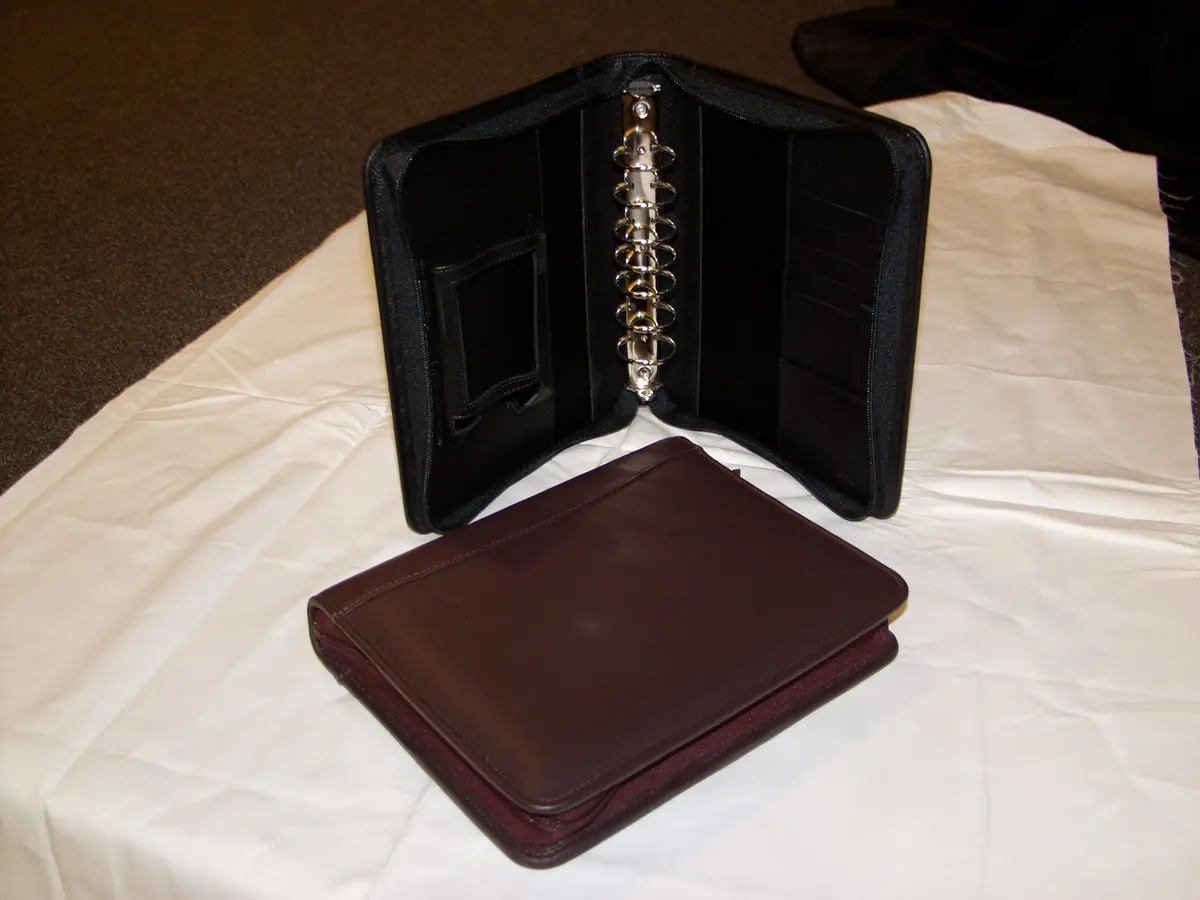 Full-Grain Leather Binder W/Zipper (Black) 1