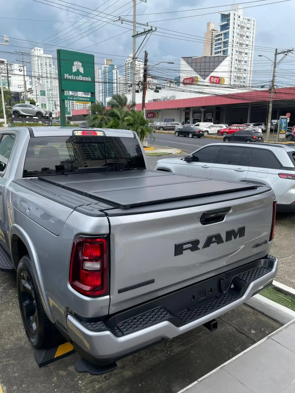 Cobertor Trifold Para Ram 1500 Con Rambox 1
